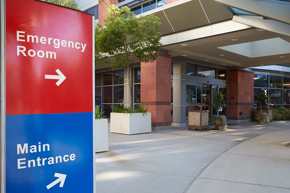 Universal_Sign_and_Graphics_Sign_Gallery_Building_Signs_1200x800_0007_Hospital ER Directional Sign