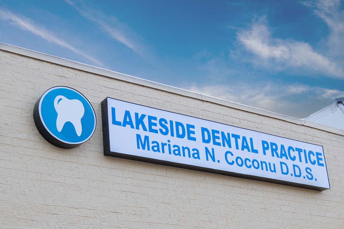 Universal_Sign_and_Graphics_Sign_Gallery_Building_Signs_1200x800_0040_Lakeside Dental Practice Illuminated Exterior Sign